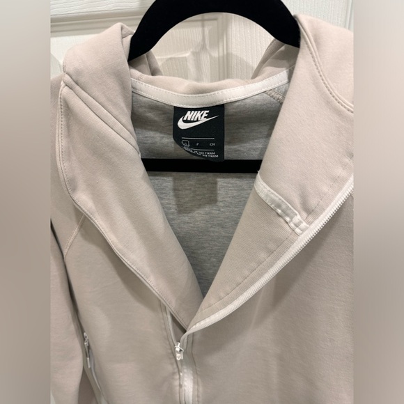 Women’s size Small Nike Tech Hoodie - Picture 4 of 7